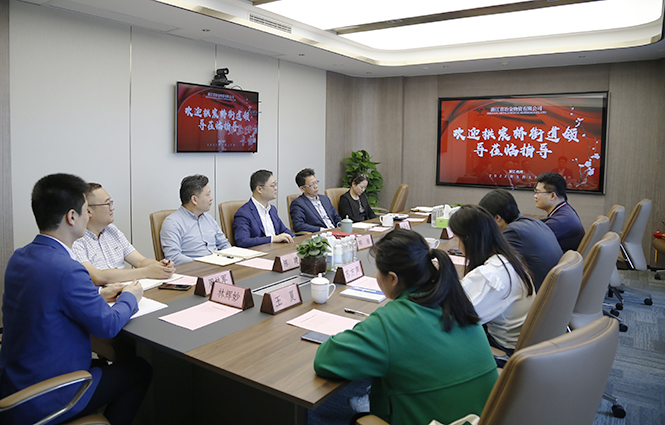 同舟共濟(jì)抗疫情 街道致謝送錦旗